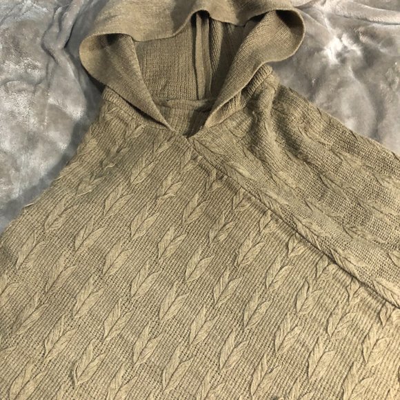 Knitted, hooded ponch - Picture 2 of 11